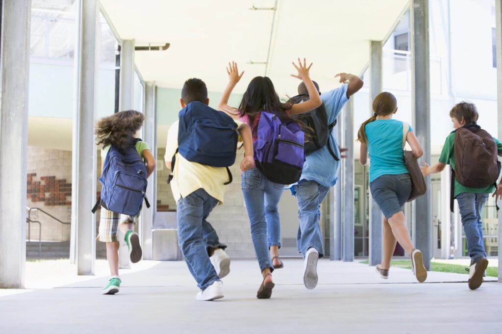 photo-rear-view-elementary-school-pupils